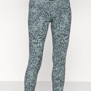 * Athleta Salutation 7/8 Stash Pocket Animal Print Leggings Tights SZ Medium *